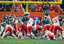 El pateador de los Kansas City Chiefs, Harrison Butker (7), patea el gol de campo ganador en la segunda mitad del Super Bowl 57 de la NFL contra los Philadelphia Eagles, el domingo 12 de febrero de 2023, en Glendale, Arizona. Foto La Hora: AP