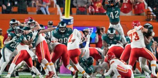 El pateador de los Kansas City Chiefs, Harrison Butker (7), patea el gol de campo ganador en la segunda mitad del Super Bowl 57 de la NFL contra los Philadelphia Eagles, el domingo 12 de febrero de 2023, en Glendale, Arizona. Foto La Hora: AP