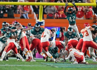 El pateador de los Kansas City Chiefs, Harrison Butker (7), patea el gol de campo ganador en la segunda mitad del Super Bowl 57 de la NFL contra los Philadelphia Eagles, el domingo 12 de febrero de 2023, en Glendale, Arizona. Foto La Hora: AP