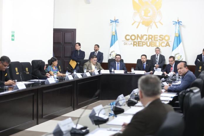 El presidente del Congreso, Nery Ramos, informó que junta directiva discutirá el aumento de sueldo a los diputados. Foto: Congreso