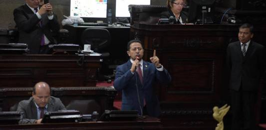 El presidente del Congreso, Nery Ramos, insiste que se continúa discutiendo el aumento salarial a los legisladores. Foto: La Hora / José Chic