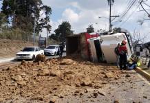 Camión vuelca en zona 16 y bota arena en dos carriles del bulevar La Montaña PMT accidente camión