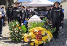 Capturan a presunto asesino de un agente de la PNC de Sumpango Sacatepéquez Autoridades de la PNC dieron a conocer la captura de un presunto asesino de un agente e hiriendo a otro en el proceso.