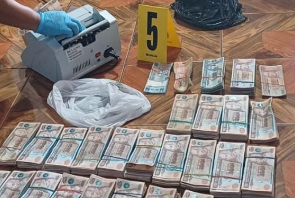 PNC incauta más de Q500 y presunta cocaína durante allanamiento en Alta Verapaz