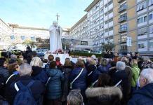 Papa Francisco espera hoy resultados de tomografía computarizada Fieles rezan por el papa Francisco ante la estatua del Papa San Juan Pablo II frente al Hospital Universitario Gemelli, donde está hospitalizado, en Roma, el 26 de febrero de 2025. Foto La Hora: EFE