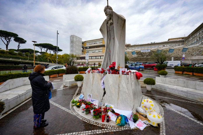 Una mujer reza por el papa Francisco frente a la estuta de San Juan Pablo II, a la entrada del hospital Agostino Gemelli de Roma, donde el pontífice argentino está ingresado desde el 14 de febrero, el 26 de febrero de 2025. Foto La Hora: AP