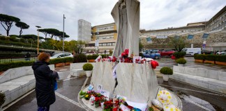 Una mujer reza por el papa Francisco frente a la estuta de San Juan Pablo II, a la entrada del hospital Agostino Gemelli de Roma, donde el pontífice argentino está ingresado desde el 14 de febrero, el 26 de febrero de 2025. Foto La Hora: AP