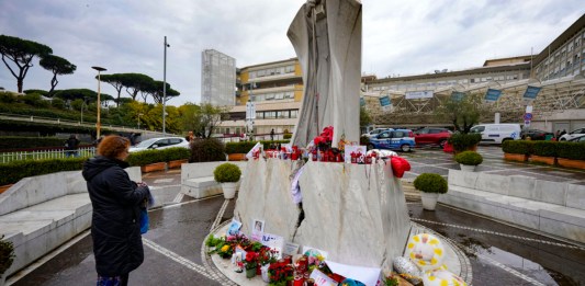 Una mujer reza por el papa Francisco frente a la estuta de San Juan Pablo II, a la entrada del hospital Agostino Gemelli de Roma, donde el pontífice argentino está ingresado desde el 14 de febrero, el 26 de febrero de 2025. Foto La Hora: AP