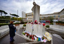 Papa Francisco presenta una nueva mejoría y la TAC presenta una evolución «normal» Una mujer reza por el papa Francisco frente a la estuta de San Juan Pablo II, a la entrada del hospital Agostino Gemelli de Roma, donde el pontífice argentino está ingresado desde el 14 de febrero, el 26 de febrero de 2025. Foto La Hora: AP