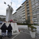 Dos monjas rezan frente a una estatua de san Juan Pablo II frente al hospital policlínico Agostino Gemelli, en Roma. Foto La Hora: AP