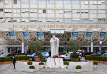 Una escultura del papa Juan Pablo II se yergue ante la Policlínica Agostino Gemelli, donde está hospitalizado el papa Francisco, el lunes 17 de febrero de 2025, en Roma. Foto La Hora: AP