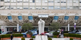 Una escultura del papa Juan Pablo II se yergue ante la Policlínica Agostino Gemelli, donde está hospitalizado el papa Francisco, el lunes 17 de febrero de 2025, en Roma. Foto La Hora: AP