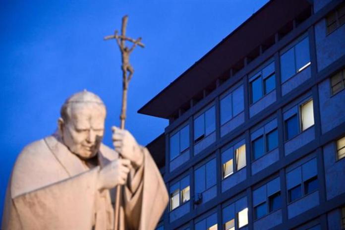 Vista de una estatua del papa San Juan Pablo II frente al Hospital Gemelli en Roma, el 19 de febrero de 2025, donde el papa Francisco está hospitalizado. Foto La Hora: EFE