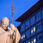 Vista de una estatua del papa San Juan Pablo II frente al Hospital Gemelli en Roma, el 19 de febrero de 2025, donde el papa Francisco está hospitalizado. Foto La Hora: EFE