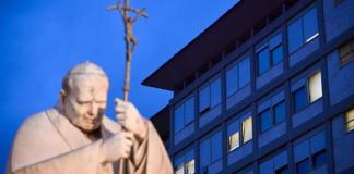 Vista de una estatua del papa San Juan Pablo II frente al Hospital Gemelli en Roma, el 19 de febrero de 2025, donde el papa Francisco está hospitalizado. Foto La Hora: EFE