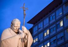 Vaticano: Papa Francisco se encuentra estable y sigue tratamiento en hospital Vista de una estatua del papa San Juan Pablo II frente al Hospital Gemelli en Roma, el 19 de febrero de 2025, donde el papa Francisco está hospitalizado. Foto La Hora: EFE