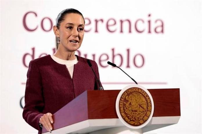 La presidenta de México, Claudia Sheinbaum, habla en su conferencia diaria este lunes, en el Palacio Nacional, en Ciudad de México. Foto La Hora: EFE