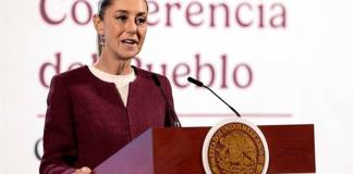 La presidenta de México, Claudia Sheinbaum, habla en su conferencia diaria este lunes, en el Palacio Nacional, en Ciudad de México. Foto La Hora: EFE