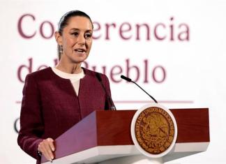 La presidenta de México, Claudia Sheinbaum, habla en su conferencia diaria este lunes, en el Palacio Nacional, en Ciudad de México. Foto La Hora: EFE