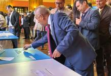 Inician las votaciones en el CANG y Curruchiche es de los primeros en acudir a votar El jefe de la FECI, Rafael Curruchiche emitiendo su voto en el CANG