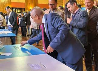 El jefe de la FECI, Rafael Curruchiche emitiendo su voto en el CANG