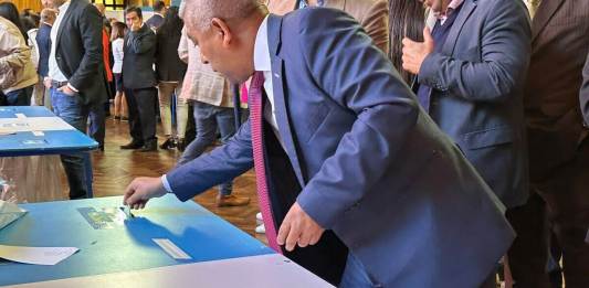 El jefe de la FECI, Rafael Curruchiche emitiendo su voto en el CANG