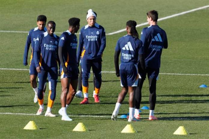 Eduardo Camavinga (2d), junto a Thibaut Courtois (1d), Kylian Mbappé (c), Aurelien Tchouameni (3i), Ferland Mendy (2i) y Rodrygo Goes (i), en el entrenamiento del Real Madrid la víspera de su partido de Copa contra el Leganés. Foto La Hora: EFE