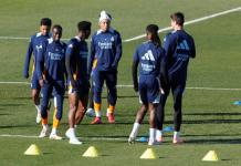 Eduardo Camavinga (2d), junto a Thibaut Courtois (1d), Kylian Mbappé (c), Aurelien Tchouameni (3i), Ferland Mendy (2i) y Rodrygo Goes (i), en el entrenamiento del Real Madrid la víspera de su partido de Copa contra el Leganés. Foto La Hora: EFE
