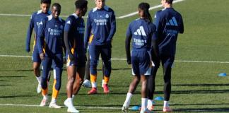 Eduardo Camavinga (2d), junto a Thibaut Courtois (1d), Kylian Mbappé (c), Aurelien Tchouameni (3i), Ferland Mendy (2i) y Rodrygo Goes (i), en el entrenamiento del Real Madrid la víspera de su partido de Copa contra el Leganés. Foto La Hora: EFE