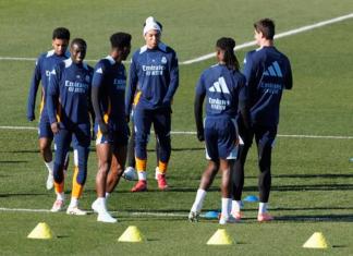 Eduardo Camavinga (2d), junto a Thibaut Courtois (1d), Kylian Mbappé (c), Aurelien Tchouameni (3i), Ferland Mendy (2i) y Rodrygo Goes (i), en el entrenamiento del Real Madrid la víspera de su partido de Copa contra el Leganés. Foto La Hora: EFE
