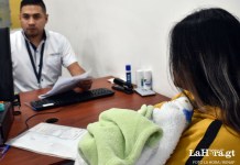 Una mujer registra a un menor en el Renap