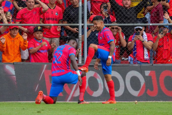 Este sábado 15 de febrero se jugó el primer clásico del año y del torneo Clausura 2025; el partido correspondía a la fecha nueva del torneo. Foto La Hora: Oficial X Oficial de Municipal