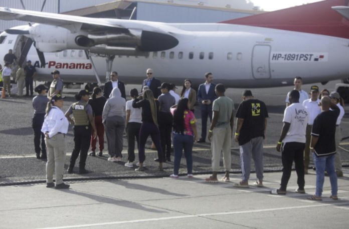 Desde Panamá, Marco Rubio presencia repatriación de migrantes colombianos financiado por Estados Unidos