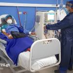 Una persona recibe un tratamiento hospitalario