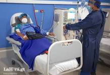 Una persona recibe un tratamiento hospitalario