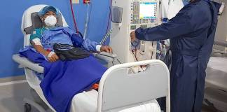 Una persona recibe un tratamiento hospitalario