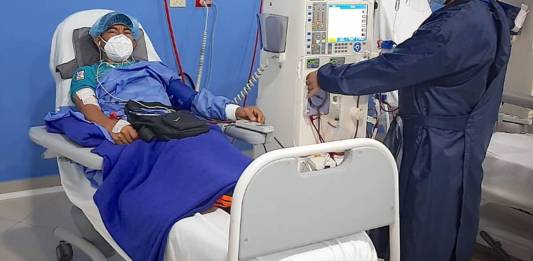 Una persona recibe un tratamiento hospitalario