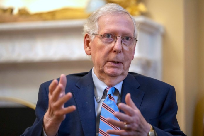 El senador republicano Mitch McConnell anunciará el jueves que no buscará la reelección el próximo año, La Hora: AP Archivo