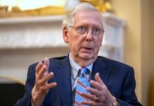 El senador republicano Mitch McConnell anunciará el jueves que no buscará la reelección el próximo año, La Hora: AP Archivo