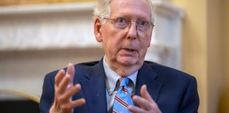 El senador republicano Mitch McConnell anunciará el jueves que no buscará la reelección el próximo año, La Hora: AP Archivo