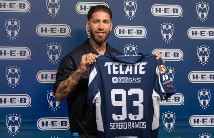 El jugador español Sergio Ramos posa con la camiseta de Monterrey durante una rueda de prensa en su presentación como nuevo jugador del equipo, este domingo en Monterrey. Foto La Hora: EFE