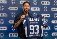 El jugador español Sergio Ramos posa con la camiseta de Monterrey durante una rueda de prensa en su presentación como nuevo jugador del equipo, este domingo en Monterrey. Foto La Hora: EFE