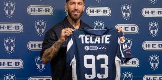 El jugador español Sergio Ramos posa con la camiseta de Monterrey durante una rueda de prensa en su presentación como nuevo jugador del equipo, este domingo en Monterrey. Foto La Hora: EFE