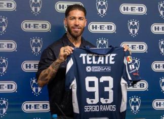 El jugador español Sergio Ramos posa con la camiseta de Monterrey durante una rueda de prensa en su presentación como nuevo jugador del equipo, este domingo en Monterrey. Foto La Hora: EFE