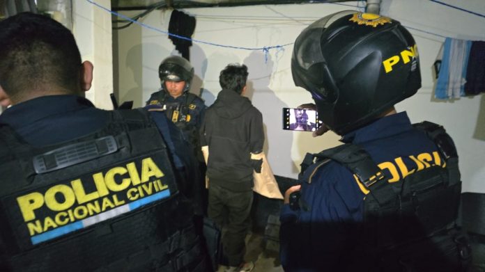 Agentes de la Policía Nacional Civil (PNC), capturaron a un menor presunto sicario del 