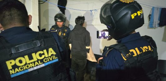 Agentes de la Policía Nacional Civil (PNC), capturaron a un menor presunto sicario del "Barrio 18" sindicado por realizar un triple crimen en Ciudad Real.