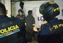 Capturan a menor presunto sicario del «Barrio 18» tras triple crimen en Ciudad Real Agentes de la Policía Nacional Civil (PNC), capturaron a un menor presunto sicario del "Barrio 18" sindicado por realizar un triple crimen en Ciudad Real.