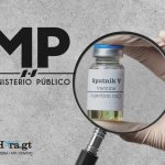 Un frasco con una lupa y el logo del MP