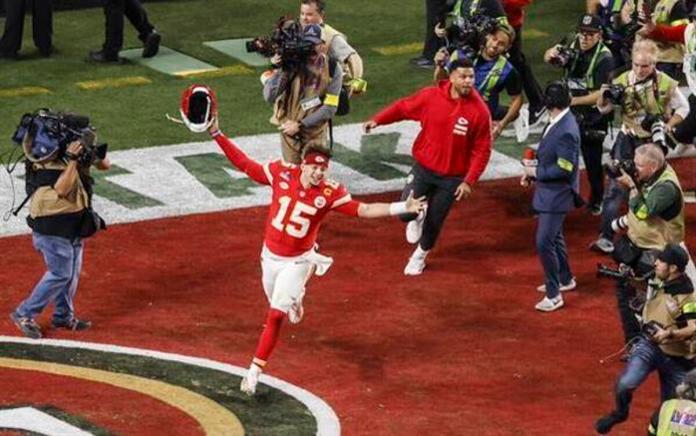 Patrick Mahomes, de los Kansas City Chiefs (C), celebra tras la victoria sobre los San Francisco 49ers, en el Super Bowl disputado en el Allegiant Stadium de Las Vegas, el 11 de febrero de 2024. Foto La Hora: EFE