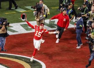 Patrick Mahomes, de los Kansas City Chiefs (C), celebra tras la victoria sobre los San Francisco 49ers, en el Super Bowl disputado en el Allegiant Stadium de Las Vegas, el 11 de febrero de 2024. Foto La Hora: EFE